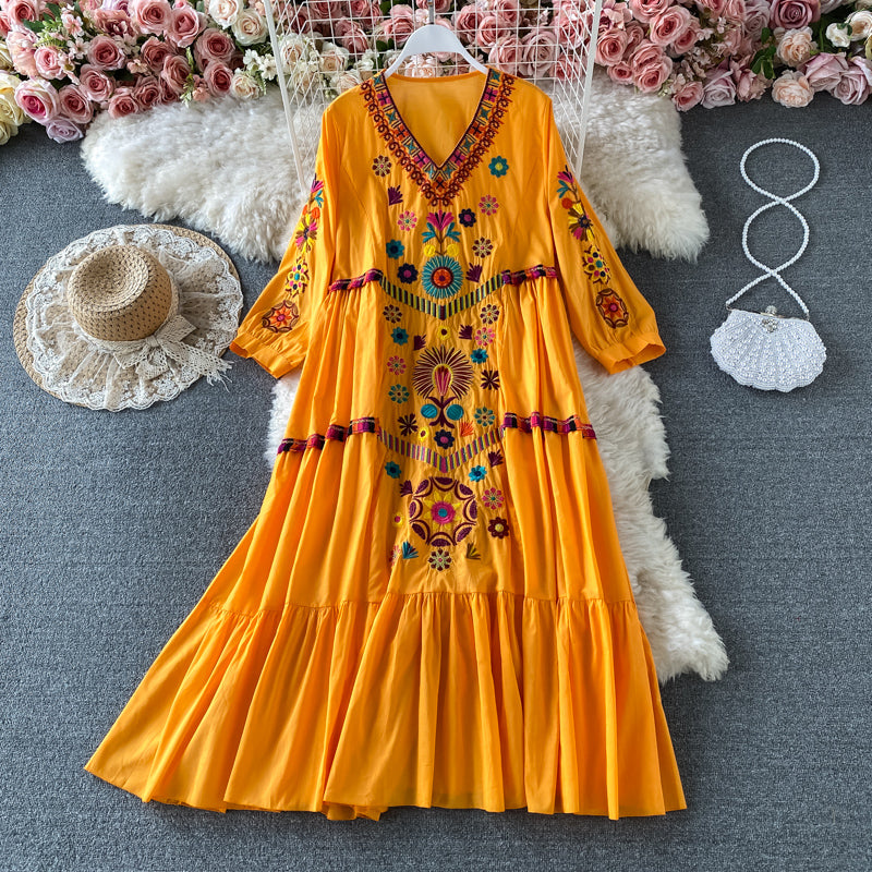 Giselle® | Plażowa mini sukienka w stylu boho z kwiatowym haftem